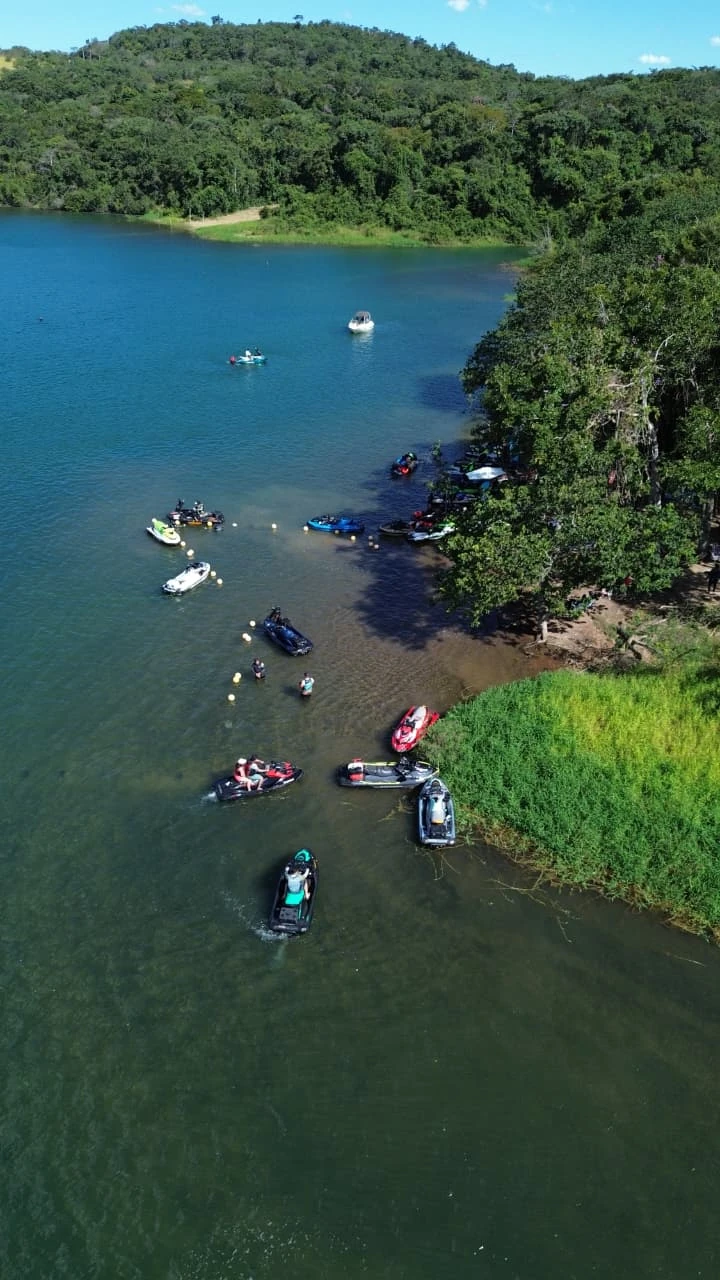 Orla do lago com embarcações