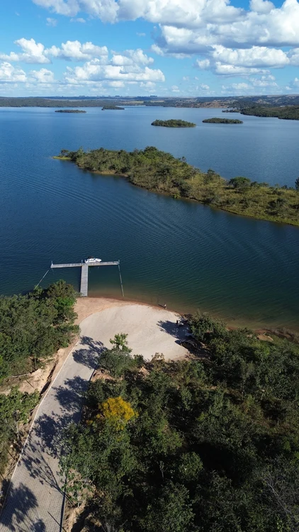 Praia e píer no Lago Corumbá